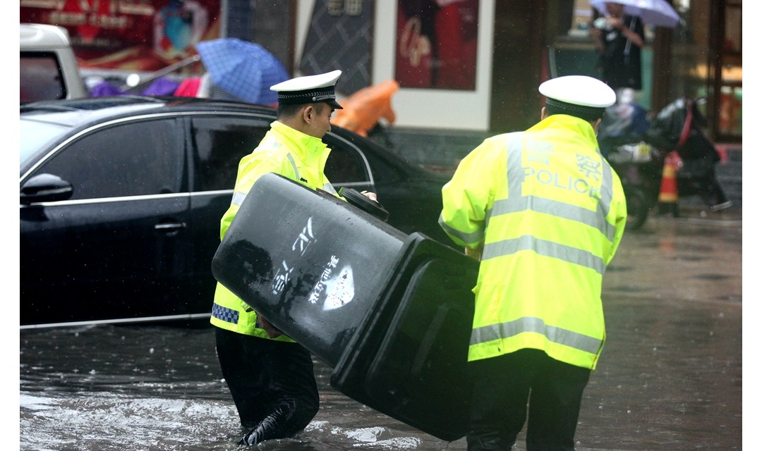 运城盐湖公安交警暴雨无情人有情