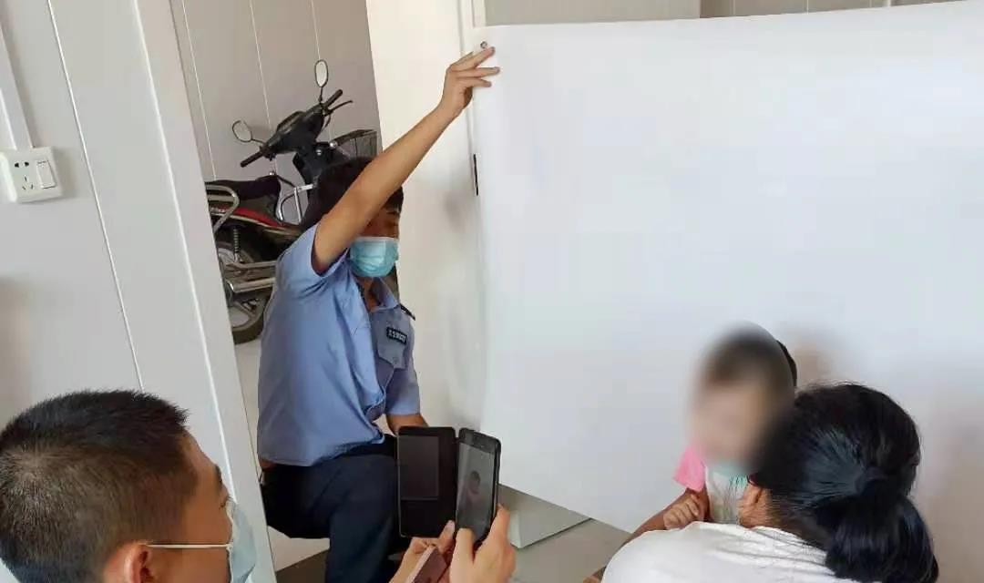 帮小忙暖民心 民警上门为脑瘫儿童办理二代身份证