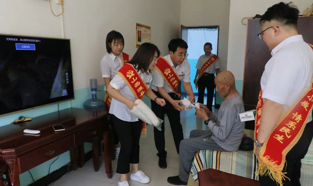 隰县农商银行工会：组织青年志愿者深入光荣院开展关爱活动