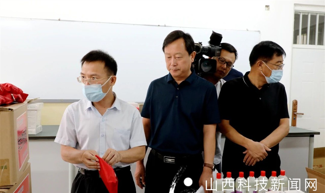 王云调研市区部分学校开学准备工作
