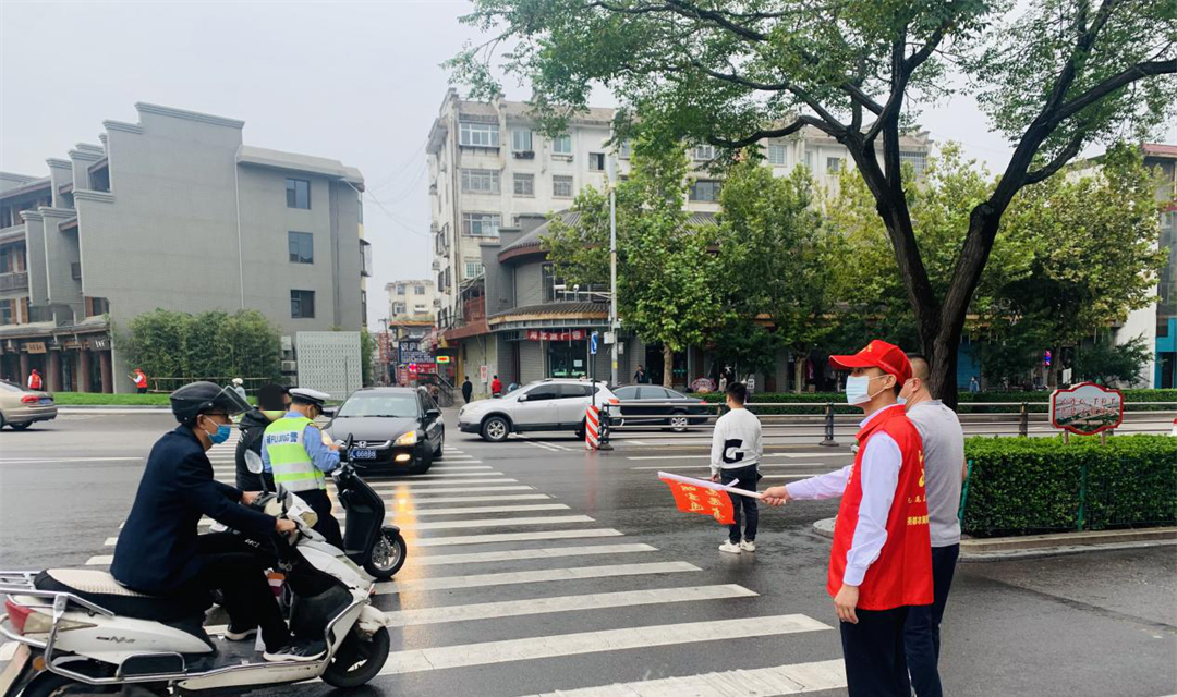 城市路口的&ldquo;红色风景线&rdquo;&mdash;&mdash;倡导文明出行 尧都农商银行志愿服务显担当