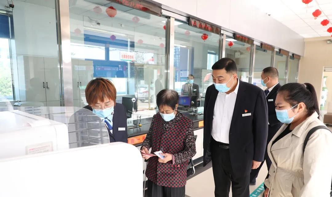 浮山农商银行党委书记、董事长苏清深入基层开展国庆慰问