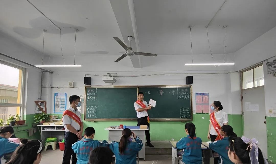 襄汾农商银行开展&ldquo;反假知识进校园 金融知识惠师生&rdquo;宣传活动