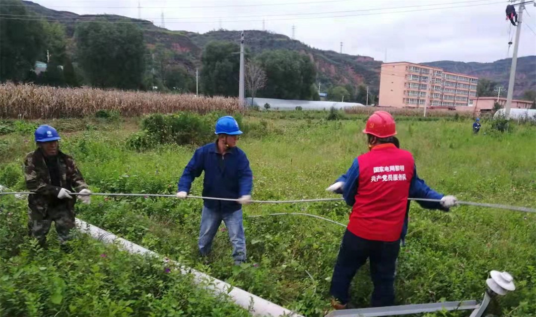 国网大宁供电公司冒雨抢修线路