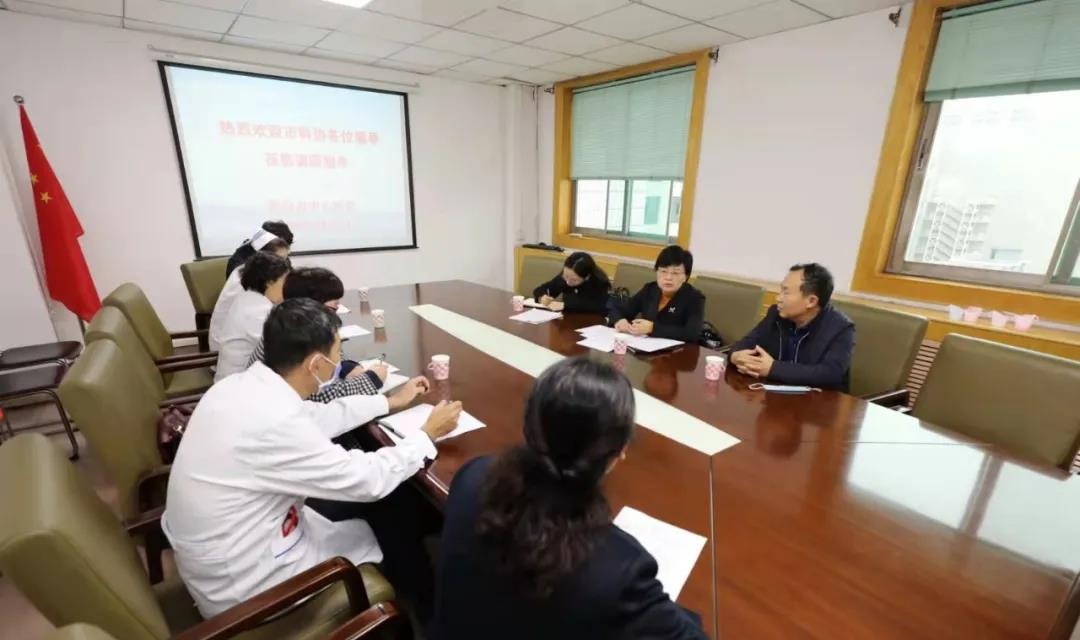 临汾市科协主席赵素丽一行前往市中心医院 调研院士工作站及学会工作