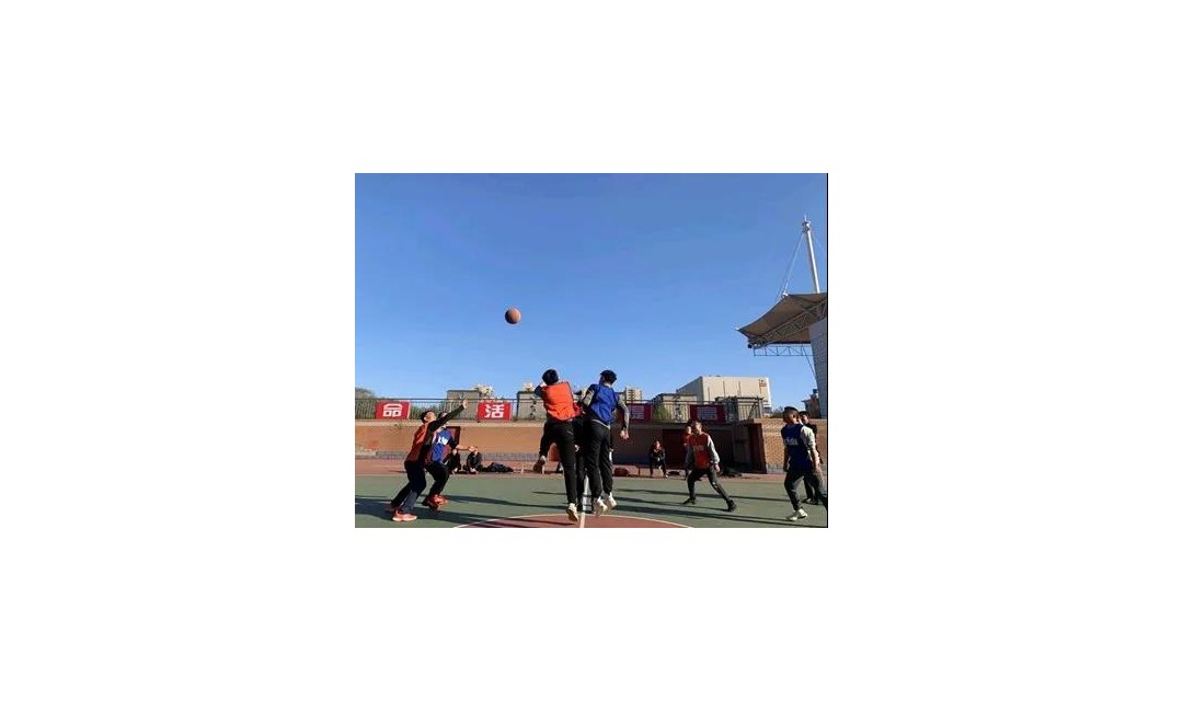 临汾三中教师与&ldquo;上挂&rdquo;教师举行友谊篮球赛