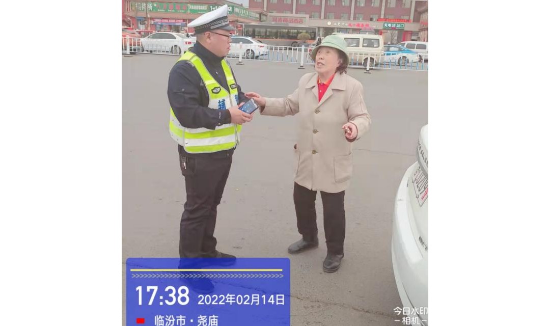 高龄老人遛弯途中突感头晕 临汾公安交警尽心尽力帮助解困
