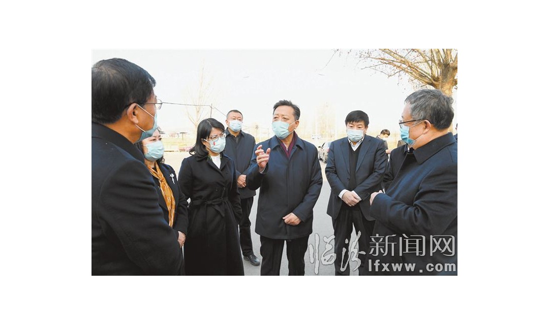 闫晨曦在尧都区调研一线疫情防控工作