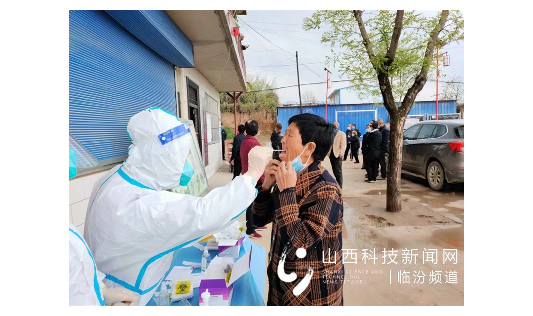 大宁县医护人员冒雨下乡开展核酸检测