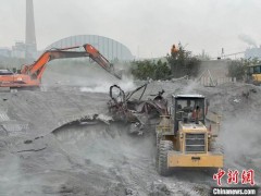 山西晋中粉煤灰仓倾倒救援继续：消防员时时盯着装载机铲斗