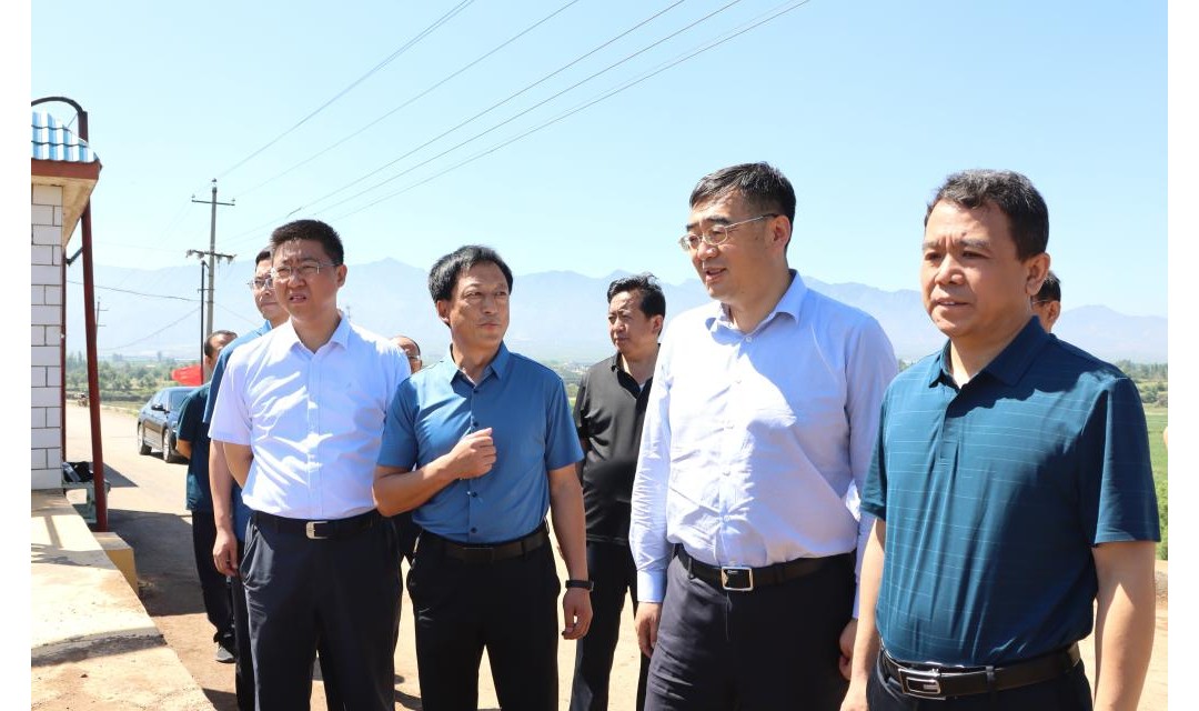 李建国在滹沱河繁峙段巡河调研