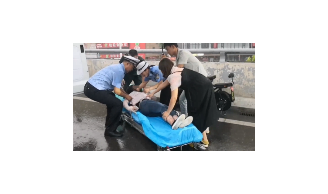 女孩骑车撞桥栏 警民共演雨中情