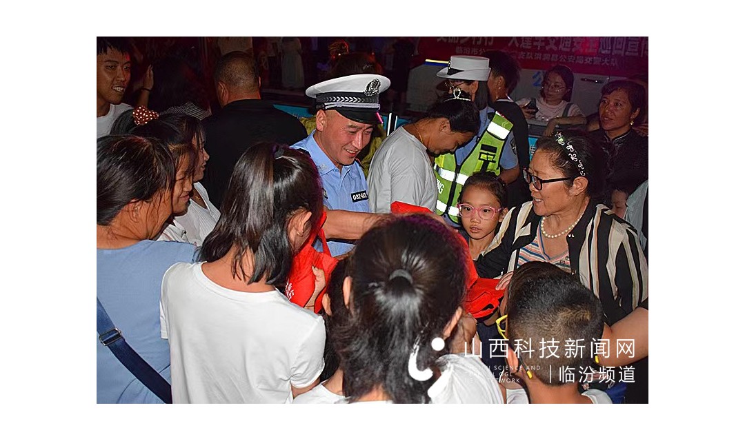 洪洞交警巧借消夏晚会 为市民献上安全宣传大&ldquo;礼&rdquo;