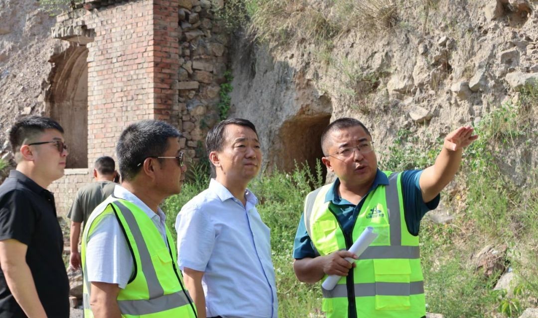 崔军在基层调研地质灾害防治工作