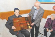 万荣县卫健体局走访慰问百岁老人