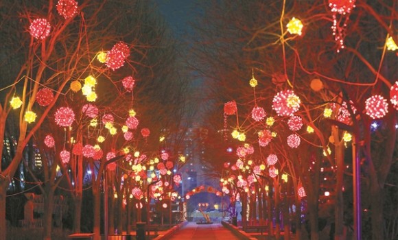 晋中：彩灯亮了 年味浓了