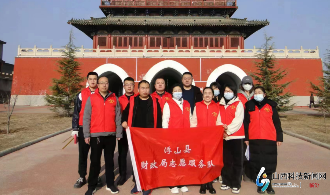一抹志愿红 扮靓文明城