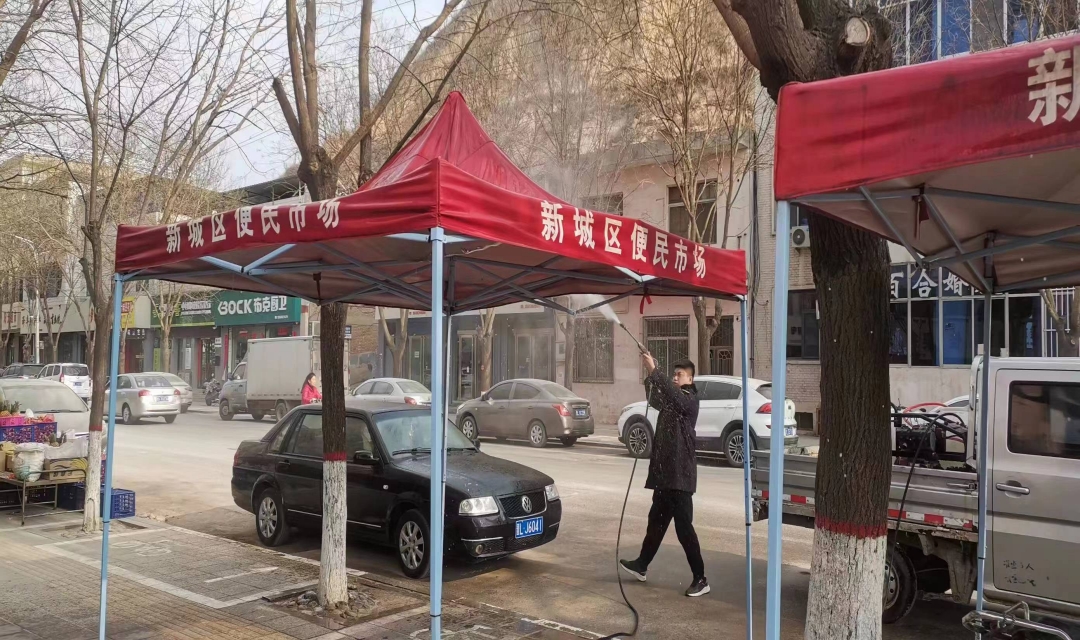 大宁县：住建服务中心清洗便民市场、清理小广告提升城市环境面貌
