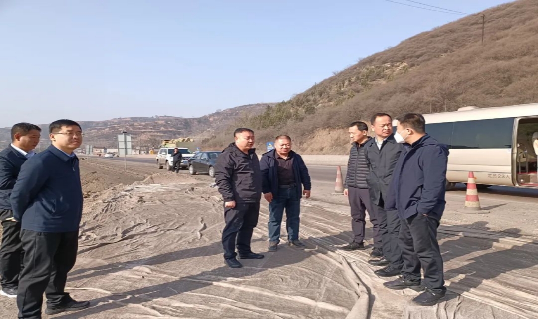 古县县委书记庞明明深入国道341线公路改建项目工地现场办公