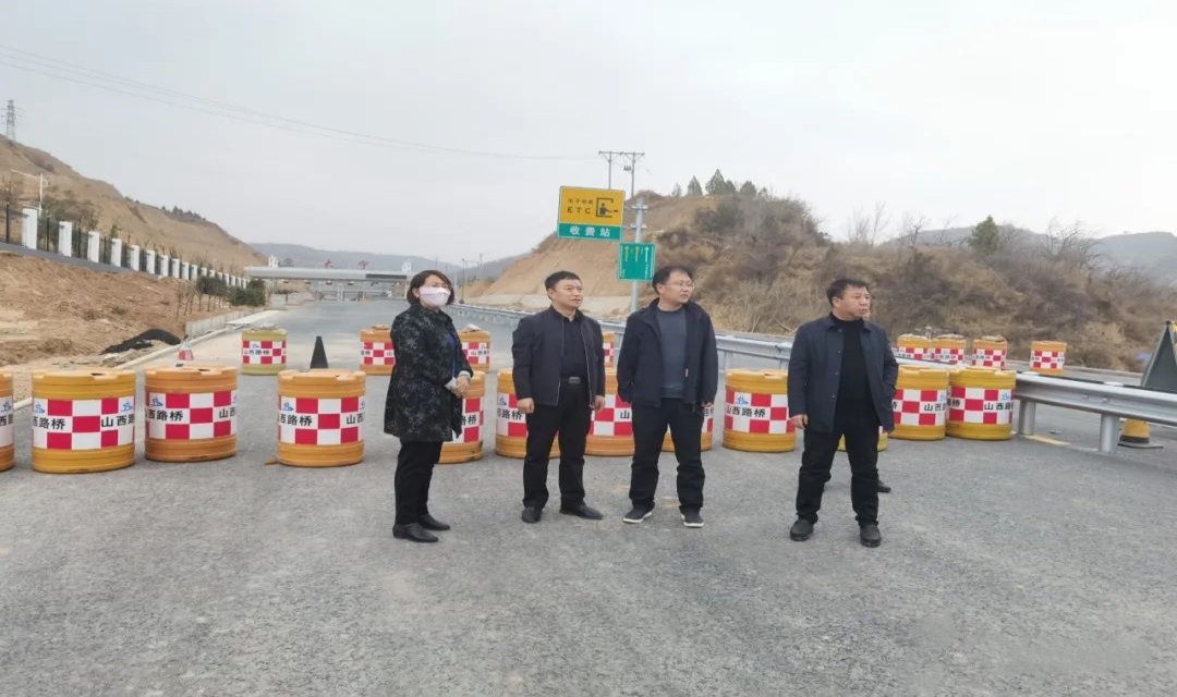 大宁县委常委、副县长许华伟等调研高速口至昕水镇沿线综合整治项目开展情况