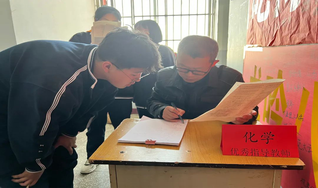 忻州实验中学教师&ldquo;坐诊&rdquo;活动 全面加强师德师风建设 营造清正教风
