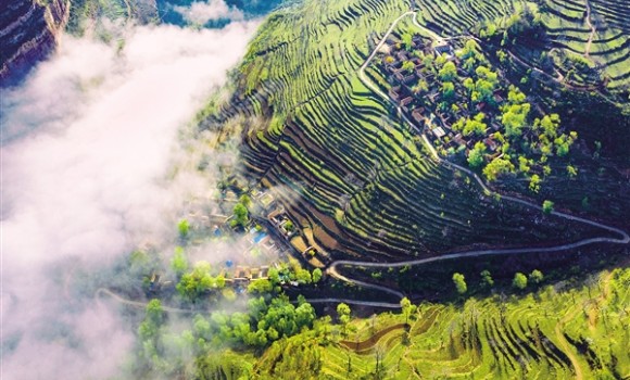 左权县境内的太行山脉出现云海景观