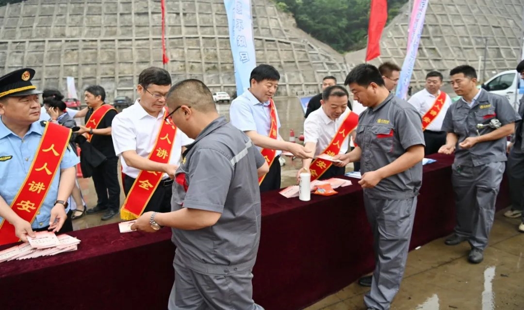 尧都区在一平垣乡燕沟村山西东泰鑫源煤业有限公司举办&ldquo;安全宣传咨询日&rdquo;暨煤矿顶板事故应急救援演练活动