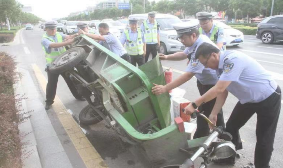 戴好安全头盔＝守住生命底线