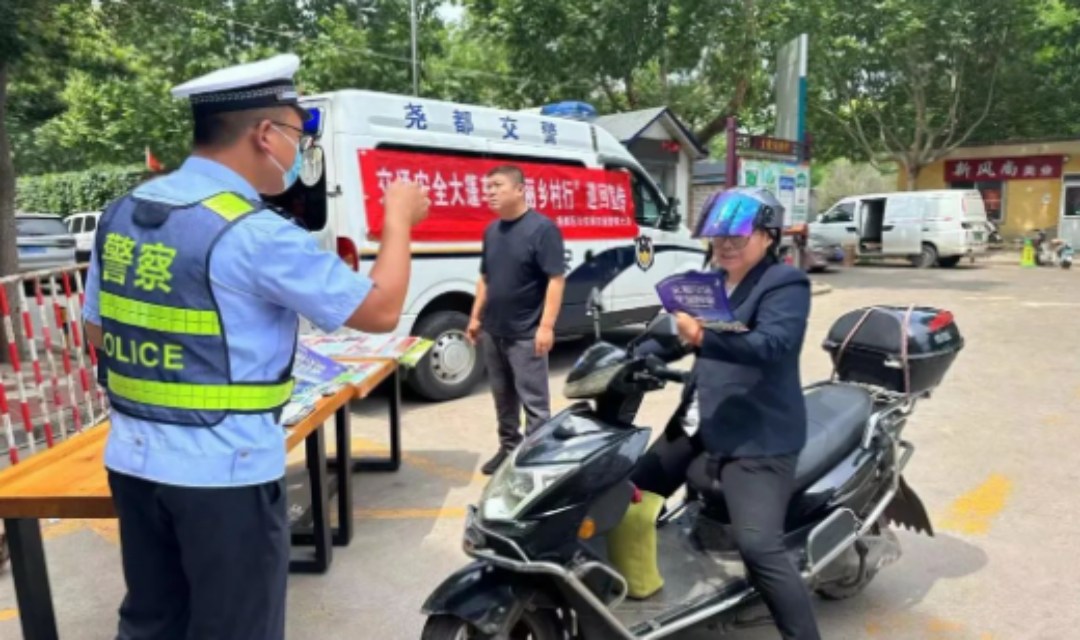 临汾市公安局交警支队尧都交警大队走进辖区农村开展筑牢交通安全防线 文明交通平安行主题宣传活动