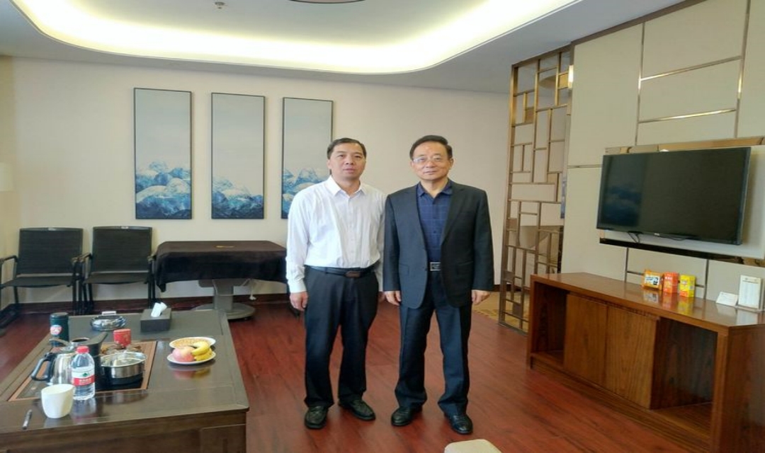 省政协副主席朱先奇会见画家刘俊峰