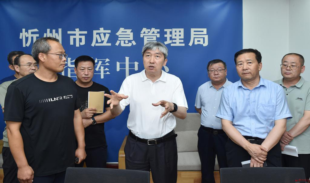 朱晓东在市应急指挥中心现场调度全市防汛工作