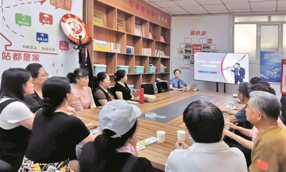 检察干警深入社区开展防范非法集资宣传活动