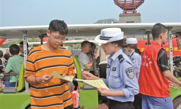 晋中交警支队高校大队全力护航 确保高校新生报到首日交通安全畅通