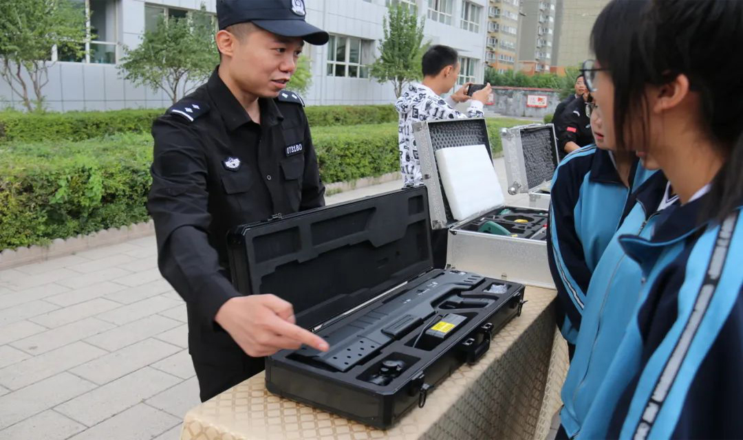 忻州市公安局巡特警支队走进校园组织开展反恐防暴应急演练