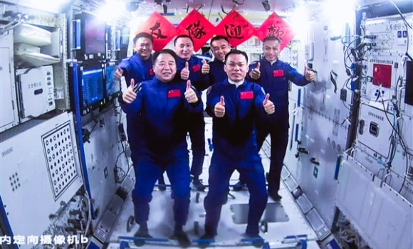 神舟十七号3名航天员顺利进驻中国空间站