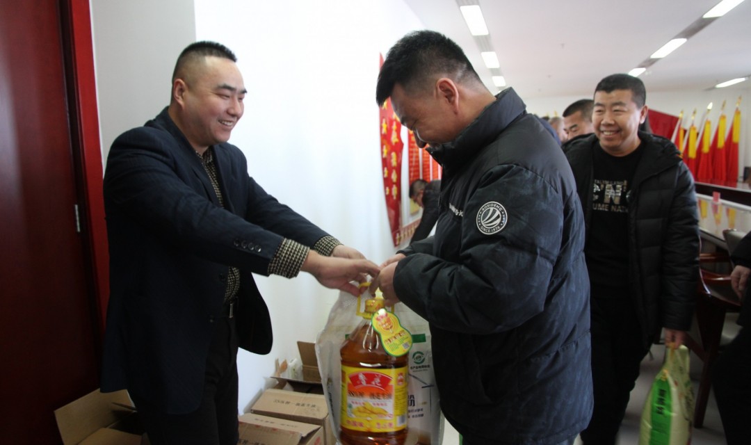 同发东周窑煤业公司党委节前倾情慰问困难党员