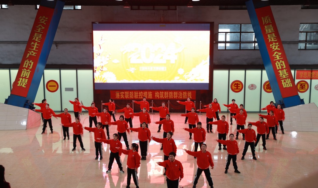 同发东周窑煤业公司工会女工舞蹈队为出入井员工送祝福