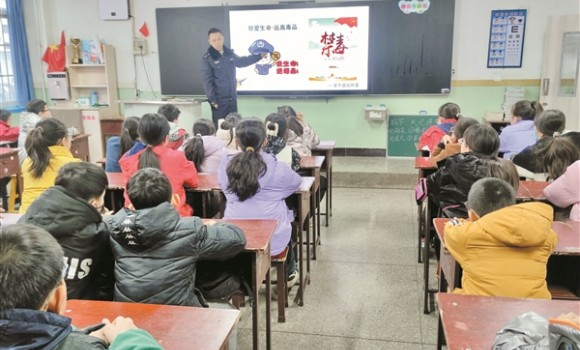 晋中市公安局城区分局安宁派出所社区民警走进安宁小学开展反诈安全教育宣讲