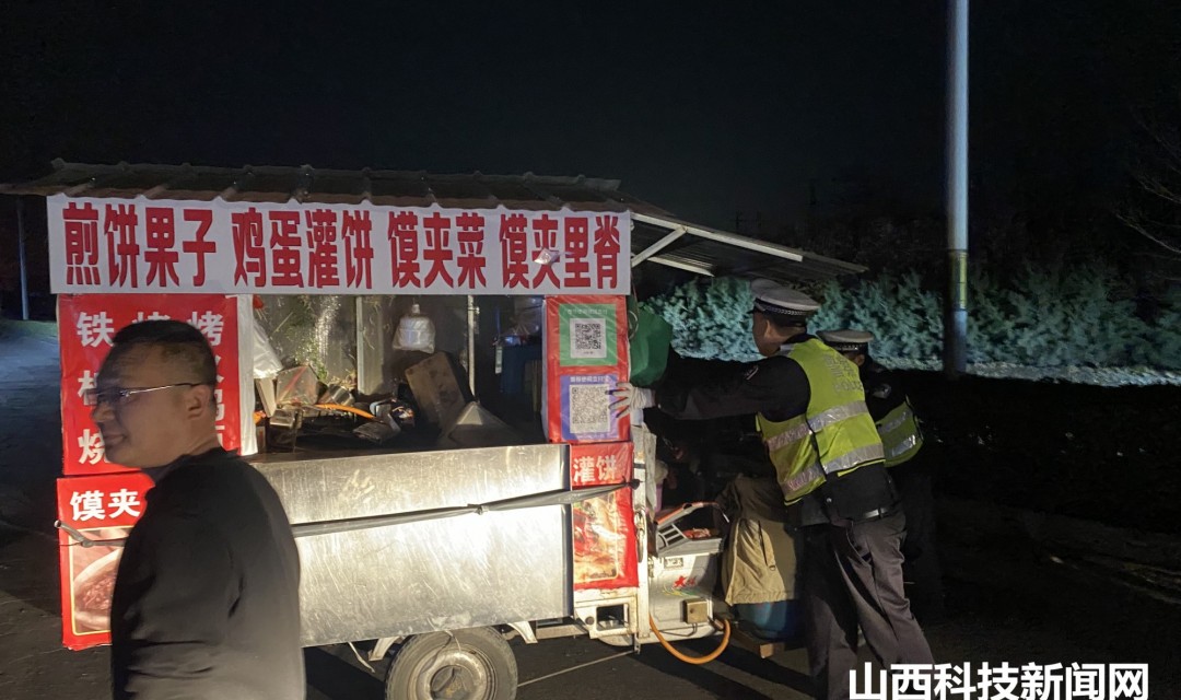 车辆侧翻遇险情 治超援手送温暖