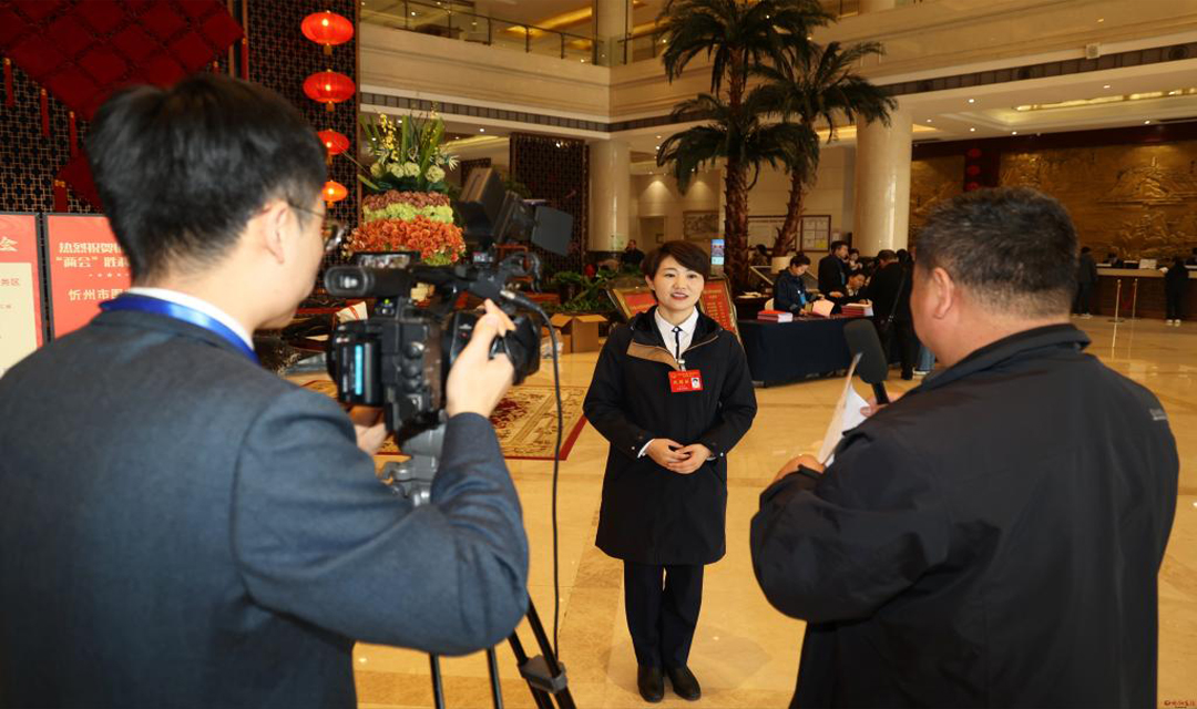 出席市五届人大四次会议的代表向大会报到