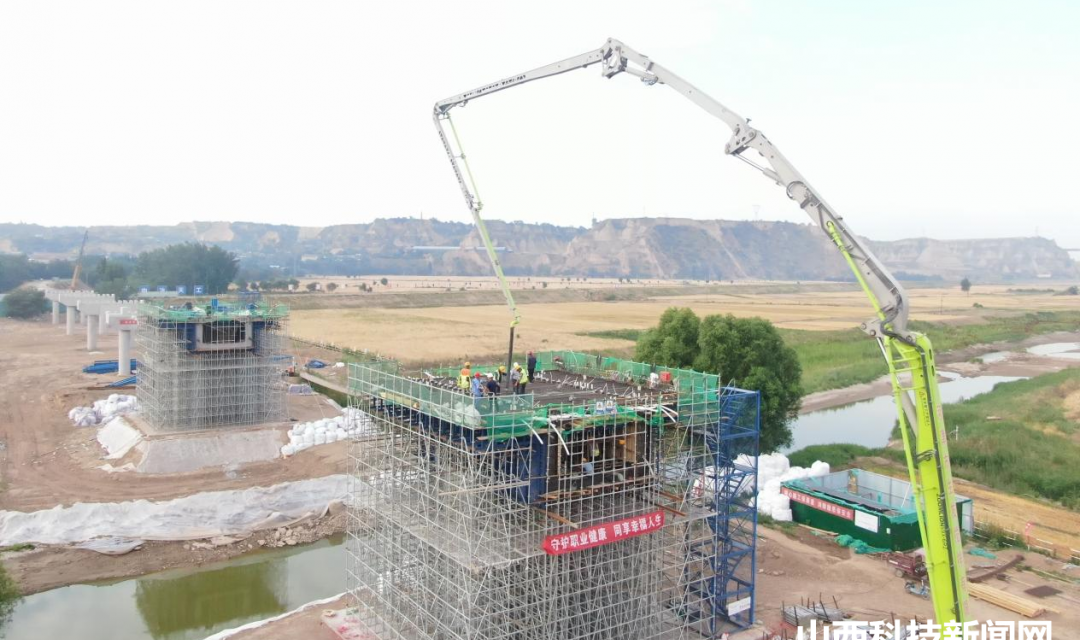 河津市苍底汾河桥建设项目加紧箱梁施工作业
