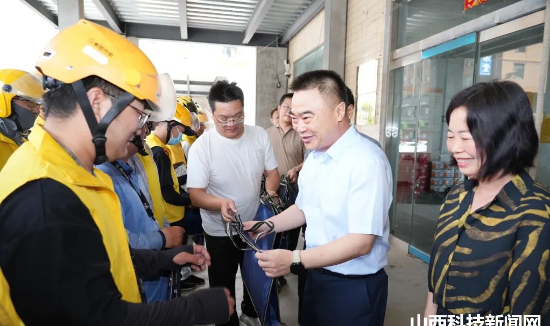 【河津】李晓武为一线劳动者送清凉