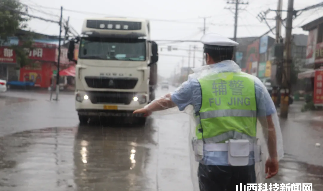 夏县公安交警一一以&ldquo;雨&rdquo;为令 全力保畅通