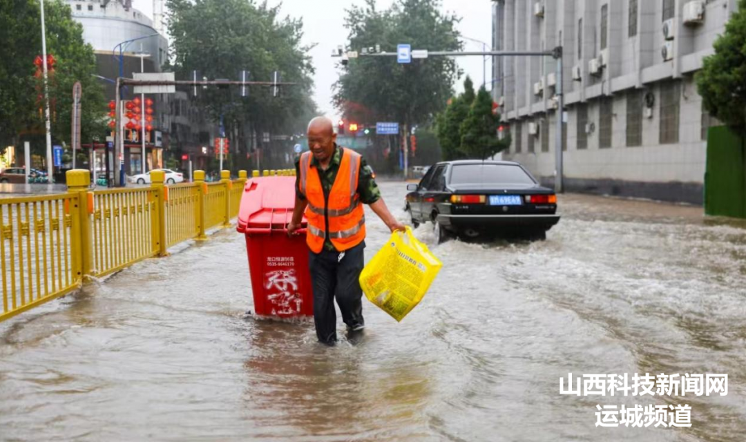夏县:六旬老人冒雨淌水捞公物