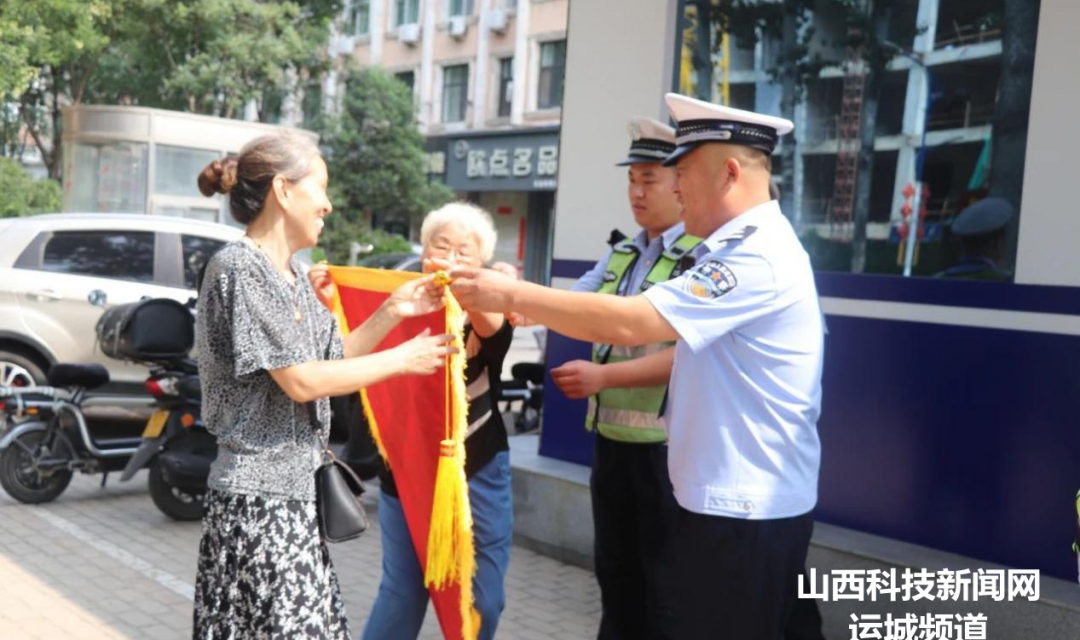 夏县公安交警&mdash;&mdash; 女子飞虫进耳疼痛难忍 夏县交警紧急送医解痛苦