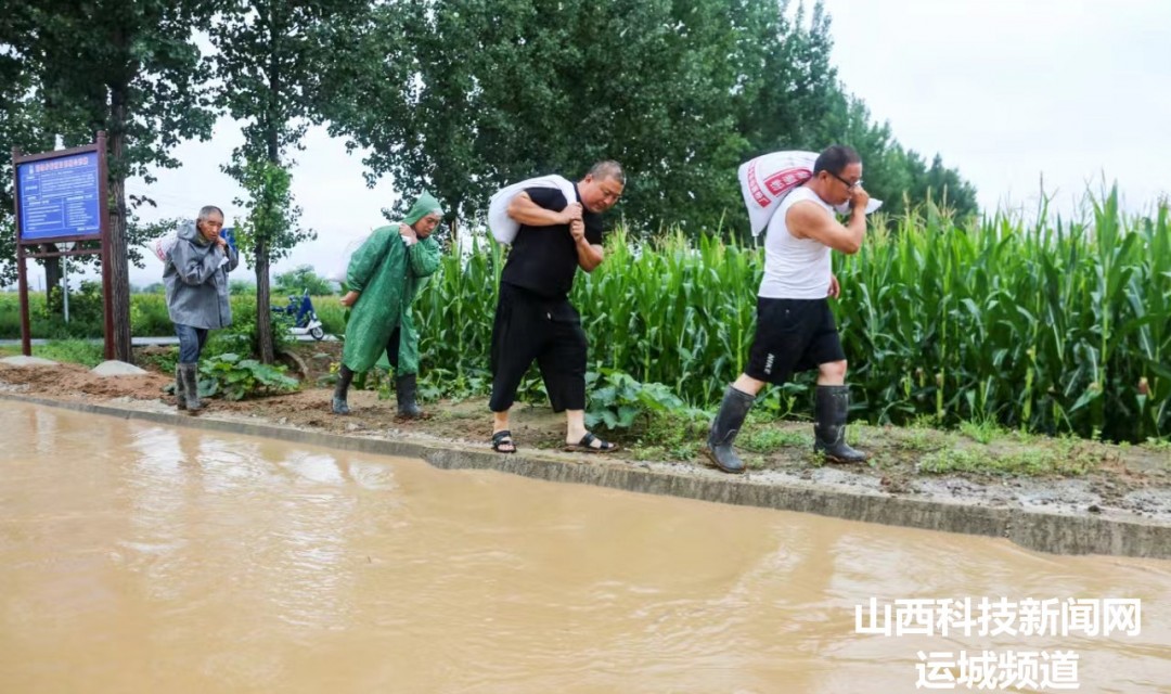 夏县:冒雨加固渠堤