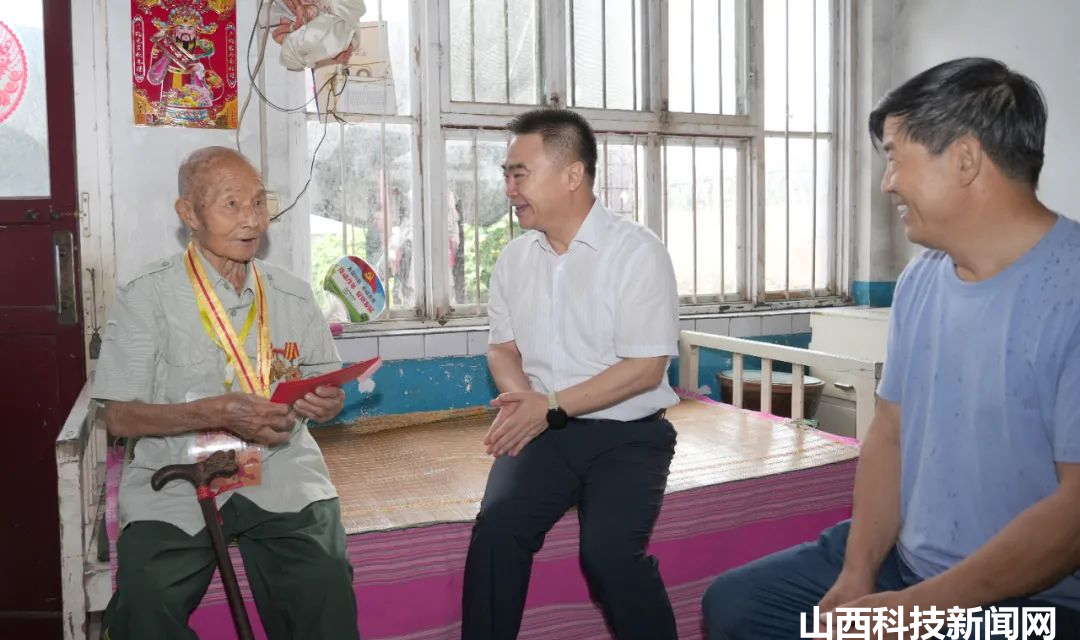 河津市四大班子领导看望慰问退役老军人