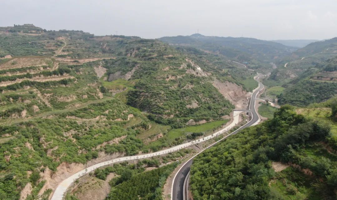 重点项目 | 河津上化&mdash;半坡道路改造工程进入水稳层铺设阶段