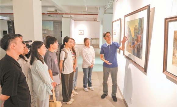 简忠威画展布展就绪
