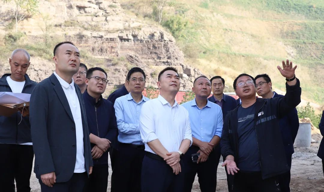 【河津】李晓武在黄河古贤水利枢纽工程料场选址地现场办公